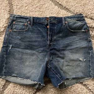 🗣 GAP distressed boyfriend denim shorts